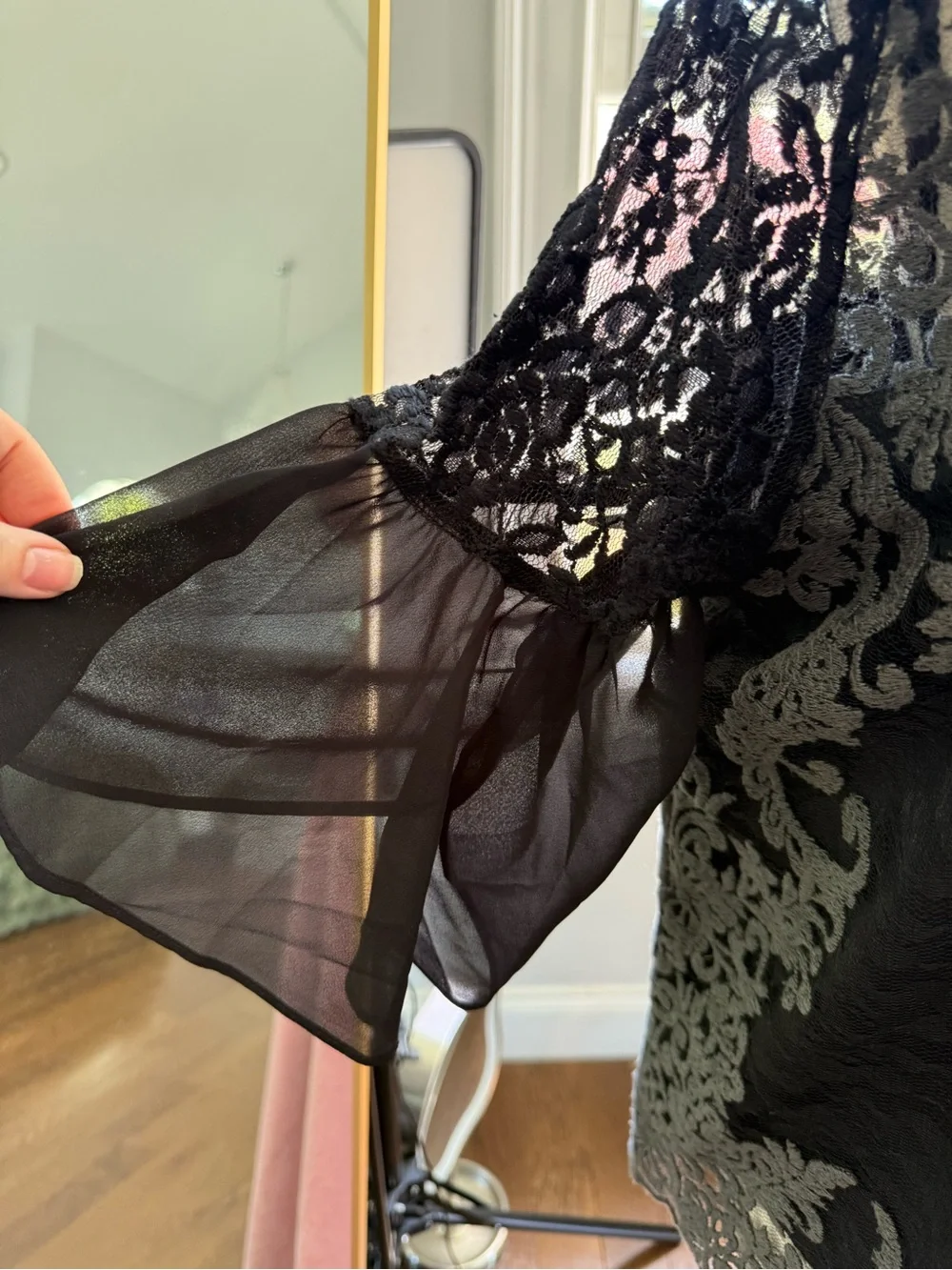 Carmen Marc Valvo Gorgeous Black Bell Sleeve Blouse with Gray Lace Overlay Sz XL - Picture 3 of 8